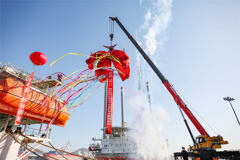 渤船重工建造的華科1號(hào)、2號(hào)自升助航式作業(yè)平臺(tái)命名交工